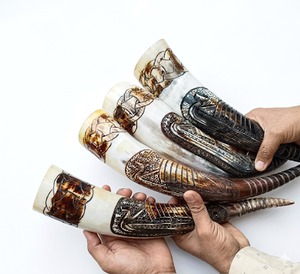 Cuerno para beber hecho a mano con forma de barco vikingo, de cuerno natural de toro, taza de cerveza reutilizable y a prueba de fugas al mejor precio. - Product Image 1