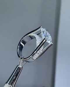 แหวนมอสซาไนต์ทรงรีประดับเพชรแบบพาเว่ ซ่อนรัศมีรอบเพชรเม็ดเดี่ยว ตัวเรือนเงินแท้ 925 ดีไซน์โดดเด่น เหมาะสำหรับเป็นแหวนแต่งงานหรือแหวนแทนใจสำหรับผู้หญิง - Product Image 4