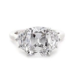 Bague de fiançailles en or blanc 14 carats avec diamant de laboratoire taille coussin certifié IGI 4,5 carats, accents trapézoïdaux, directement du fabricant - Product Image 3