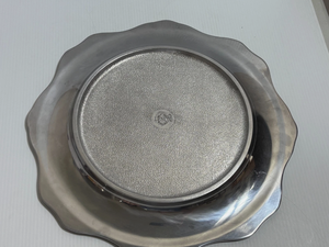 Plato de presentación decorativo de metal con borde festoneado y diseño de flor-de-lis en estaño plateado antiguo para servicio de mesa - Product Image 6