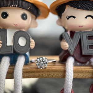 Anillo de Compromiso Solitario con Diamante Cultivado en Laboratorio de 2 Quilates, Corte Brillante, Oro Blanco de 14K, Bañado en Rodio, Color E, Certificado IGI, Clásico - Product Image 1