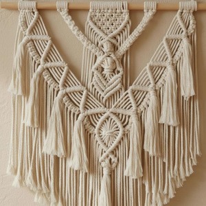 งานตกแต่งผนังแบบมาคราเม่สีขาวและสีเขียว สำหรับตกแต่งพื้นที่ทำงาน ห้องเรียน และการตกแต่งภายในสไตล์โมเดิร์น ขายส่งจากอินเดีย - Product Image 5