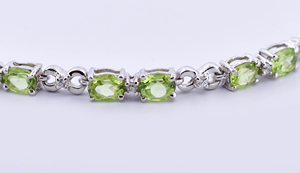 กำไลข้อมือทรงรีประดับเพอริดอตและเพชร CZ สำหรับเดือนสิงหาคม ทำจากเงินแท้ 925 - Product Image 3