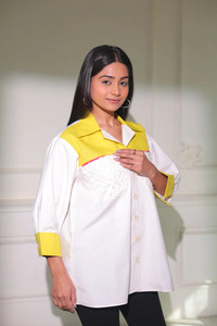 Chemise décontractée ample pour femme en lin satiné 100% blanc et jaune contrastant, boutonnée, avec broderie et manches ballon - Product Image 6