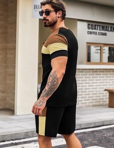 Conjunto deportivo de verano para hombre, camiseta de manga corta con bloques de color y pantalones cortos, conjunto de 2 piezas, informal, atlético, deportivo. - Product Image 4