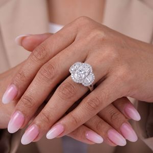 Bague de fiançailles à trois pierres en diamant ovale de culture, sertissage triple halo avec pierres latérales ovales, galerie ouverte détaillée - Product Image 5
