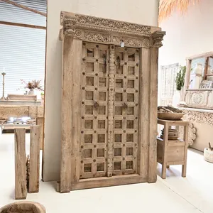 Puerta Doble de Madera India Hecha a Mano, Estilo Vintage, con Marco Tallado Ornamentado y Herrajes Metálicos, Tradicional Darwaza de Varanasi - Product Image 1