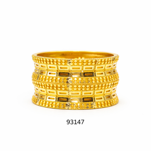 Brazalete de Lujo Chapado en Oro de 24k, Aleación de Zinc con Circones, Diseño Floral Grabado, Brazalete Moderno para Mujer, Anillo de Compromiso - Product Image 5