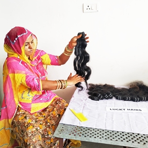 มัดผมมนุษย์ธรรมชาติอินเดียแบบลอนคลื่นลึกแบบหลวมผมลอนสำหรับต่อสีดำแบบไม่ผ่านกระบวนการผลิต - Product Image 1