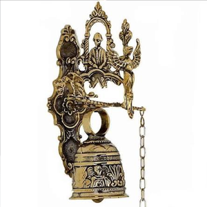 Campana tradicional de latón para pooja con un mango elaboradamente tallado y adornado con una figura de dios en pose de oración. A precios de mayorista. - Product Image 3