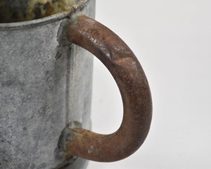 Maceta de metal galvanizado con forma de jarra para exhibir plantas en interiores y exteriores, como centro de mesa decorativo y para el alféizar de la ventana. - Product Image 4