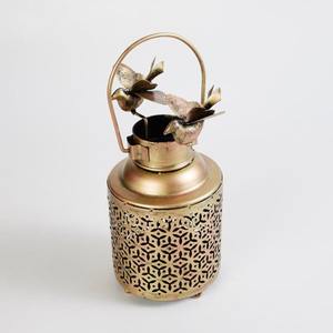 โคมไฟโลหะสีทองตกแต่งลายฉลุทรงกระบอกพร้อมหูจับรูปนก เหมาะสำหรับตกแต่งบ้านและงานอีเว้นท์ นำเข้าจากอินเดีย - Product Image 1