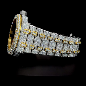 Reloj de acero inoxidable con esfera bicolor en oro y negro, diamante moissanita VVS 1, completamente cubierto de moissanita, movimiento de cuarzo. - Product Image 2