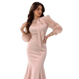 Robe sirène élégante rose longue avec superposition en dentelle, manches bouffantes transparentes et détails floraux en dentelle délicate – Vente en gros de robes pour femmes - Product Image 1