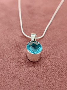 Pendentif en cristal de quartz céleste, collier élégant en pierres précieuses, cadeau de bijoux pour femmes, accessoire de mode unique et étincelant - Product Image 3