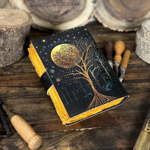 Mini-agenda William Morris Celestial Leather Grimoire avec pages à bords festonnés, motif étoiles et lune, couverture rigide, format A5, cadeau avec crayon - Product Image 6