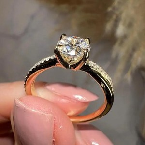 Anillo de Compromiso con Diamante Cultivado en Laboratorio, Corte Brillante Redondo, en Oro Amarillo Sólido con Banda Pavé, Joyería Fina, Regalo para Mujer - Product Image 4