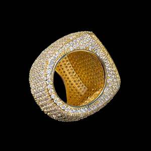 Bague de mariage en moissanite ronde taille brillant avec sertissage clos en argent de designer, bijoux fins modernes pour fiançailles et anniversaire, pour femmes et hommes - Product Image 2