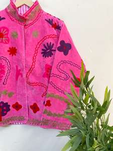 Veste en velours brodée de style indien Suzani |   Vêtements d'hiver matelassés pour mariage, festival, fête, vacances. - Product Image 3