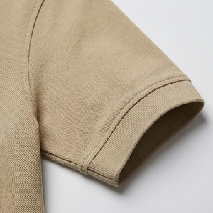 Polo en tricot à manches courtes beige pour homme avec fermeture éclair, design uni décontracté, coupe classique - Product Image 6