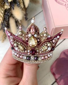 Broche de luxe brodée avec perles cousues à la main pour la mode moderne, bijoux de mariage unisexe - Product Image 1