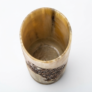 Verre artisanal écologique en corne de buffle naturelle avec motif de dragon sculpté de REHMAN CRAFT Uttar Pradesh - Product Image 4