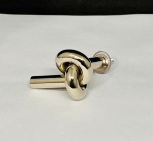 Crochet mural en métal finition or, design nœud, élégant et décoratif, pour suspendre écharpes, casquettes, tabliers et accessoires de mode - Product Image 4