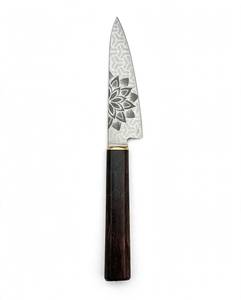 Outil utilitaire d'extérieur en acier, à lame droite, gravé au laser avec un motif floral de lotus, fabriqué à la main, avec manche en bois dur. - Product Image 1