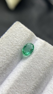 Esmeralda Natural Certificada de Rajasthan, Corte Ovalado, con Buen Brillo, Suelta para Joyería, 0.62 Quilates, Cambio de Color - Product Image 4
