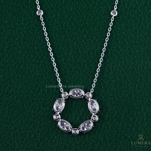 Collier Exquis en Diamants Circulaires, Ovales et Ronds en Or Blanc 14K avec Motif Couronne Multi-Pierres et Pendentif Chaîne Station - Product Image 3