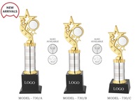 Trofeo de metal dorado, hermoso y perfecto para honrar a los ganadores, empleados y logros excepcionales cada año.