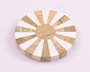 แผ่นรองแก้วเรซิ่นไม้มะม่วงทรงกลมสีขาวและสีน้ำตาล ขนาดเส้นผ่านศูนย์กลาง 400 มม. เป็นมิตรกับสิ่งแวดล้อม เหมาะสำหรับใช้ในบ้านและโรงแรม - Product Image 1