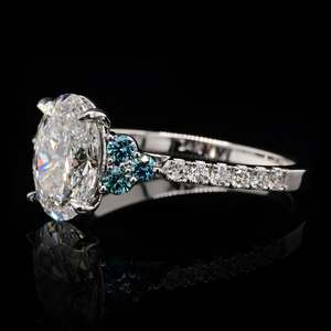 Bague de luxe pour femme VVS DIAM en argent sterling 925 avec diamant de laboratoire ovale certifié IGI, grappe de pierres latérales bleu sarcelle, bande empilable - Product Image 4