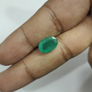 มรกตสีเขียวรูปไข่ 3.77 กะรัต จากแซมเบีย ตามแผนภูมิพลอยราตติ 4.25 - Product Image 1