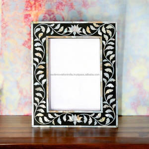 Cadre de miroir mural incrusté d'os unique: ajoutez une touche d'élégance à votre décor - Product Image 1