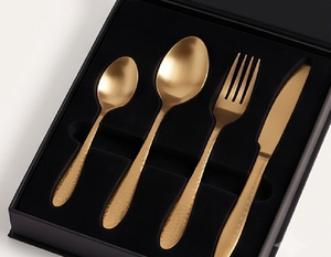Ensemble de couverts plaqués or avec manches martelées, finition mate, design minimaliste, passe au lave-vaisselle, cuillère, fourchette, couteau, vaisselle de table - Product Image 6