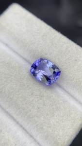 Pierre naturelle certifiée Tanzanite, taille coussin longue, avec une couleur et un éclat excellents, Zoisite naturelle, 2,15 carats, nette à la loupe - Product Image 2