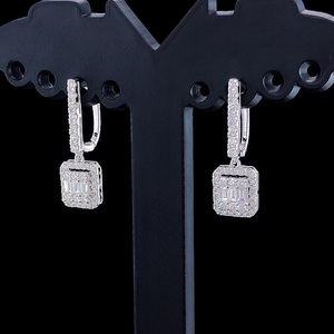 Pendientes Colgantes con Halo de Esmeraldas y Diamantes Cultivados en Laboratorio con Certificación IGI, Corte E VVS |   Plata 925 Chapada en Oro de 2.50g para Regalo - Product Image 4