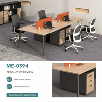 Poste de travail de bureau commercial rectangulaire moderne pour quatre personnes avec dessus imitation bois, écrans orange et meubles de rangement sur pieds