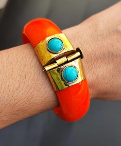 Brazaletes de latón hechos a mano con diseño moderno en relieve, diseño personalizado, accesorios para niñas de Universal Overseas en India. - Product Image 2