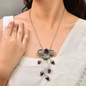 Collar con Colgante de Moda Meera Jaipur Pushp, Elegante Diseño Plateado para Mujer - Product Image 1