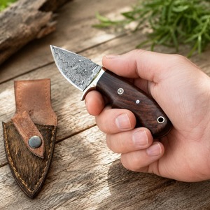 Couteau de camping et de dépecage artisanal à lame fixe Damas de 6 pouces, pointe tombante, avec manche en bois de rose et étui en cuir (OEM disponible) - Product Image 5