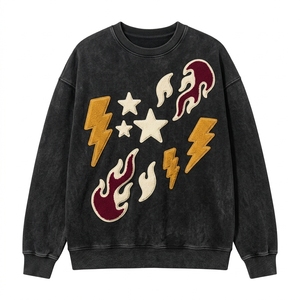 Sweat-shirt ras du cou vintage délavé à l'acide pour homme avec patch brodé éclair, étoile et flamme – Prix de gros - Product Image 1