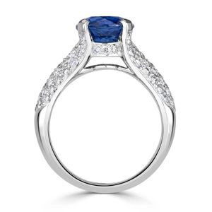 Anillo de Compromiso Clásico para Mujer en Oro de 18K con Zafiro y Banda Pavé con Diamantes de Corte Brillante Redondo - Product Image 4