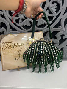 Bolso de noche verde con cuentas, tipo clutch con marco y flecos de perlas - Product Image 1