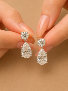 Boucles d'oreilles clous en or blanc 14K avec diamants de laboratoire taille poire 2,5 carats au total (1,25 carat chacune), plaquées or pour femme - Product Image 4
