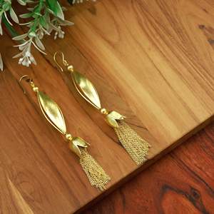 Boucles d'oreilles pendantes à pampilles en laiton doré faites à la main, avec chaîne de perles dorées brossées, bijoux bohèmes en gros - Product Image 3