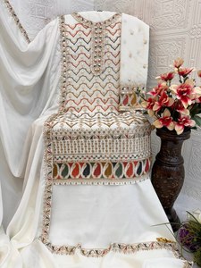 Traje Salwar Tradicional Bordado en Crema con Dupatta, Corte Holgado y Largo hasta el Suelo, Ropa India y Pakistaní para Mujer - Product Image 3
