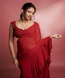 Sari élégant en polyester rouge avec ourlet à volants, chemisier orné, réversible, lavable en machine, pour occasions de mariage, sari pour femmes 87264 - Product Image 2