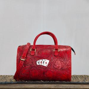 Bolsa de Viaje de Cuero Rojo de Lujo, con Asa Superior, Cierre de Cremallera, Diseño Floral Repujado, Uso en Viajes, Duradera, Gran Capacidad, Ligera - Product Image 1